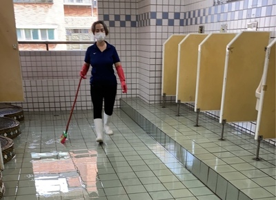 學務處暑期廁所樓梯清潔完成,感謝營養師和廚房阿姨協助.圖片