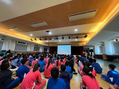 秀峰國小112學年度圖書館高年級說故事活動-學生專注聆聽
