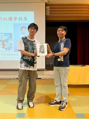 教務主任致贈版畫感謝楊老師